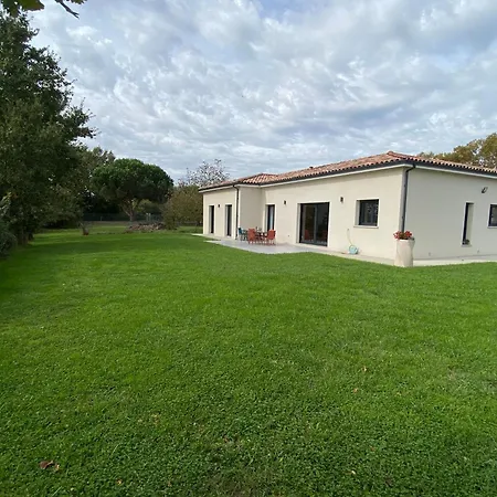 Semesterbostad Le Des Acacias Montech